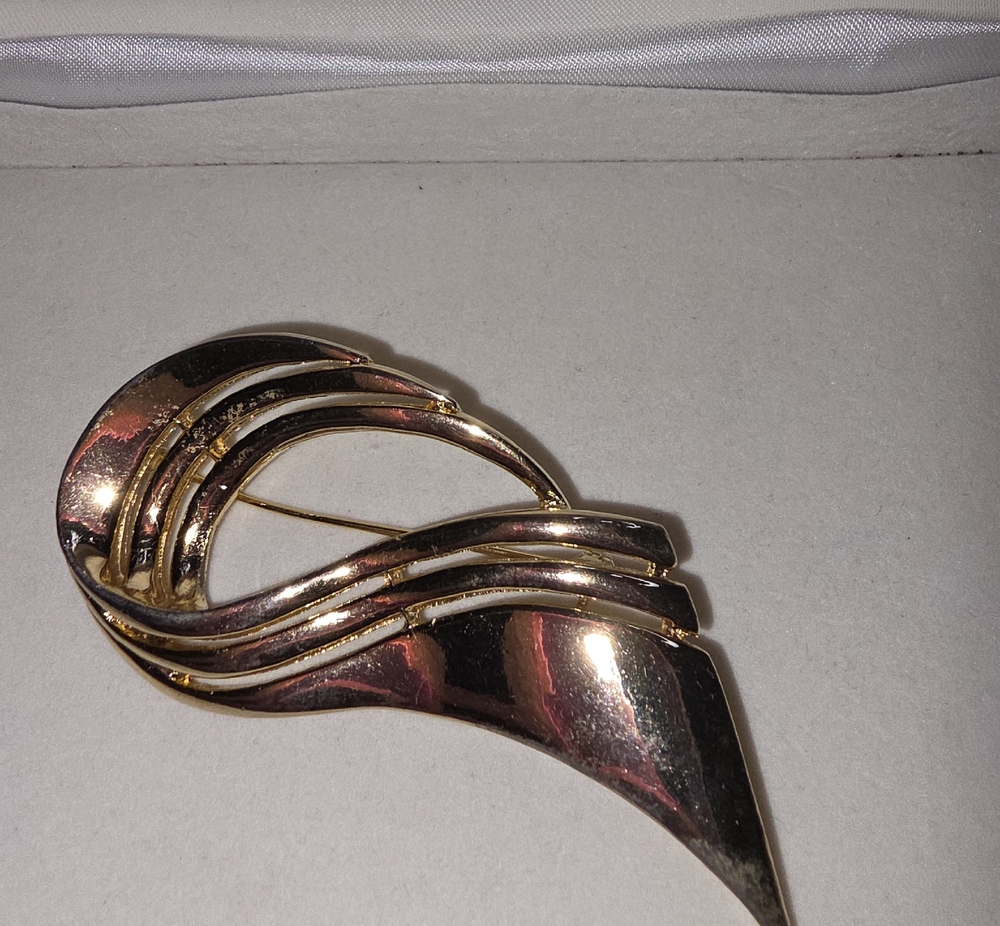 Gold-Tone Wave Brooch — Women's Fashion Accessory